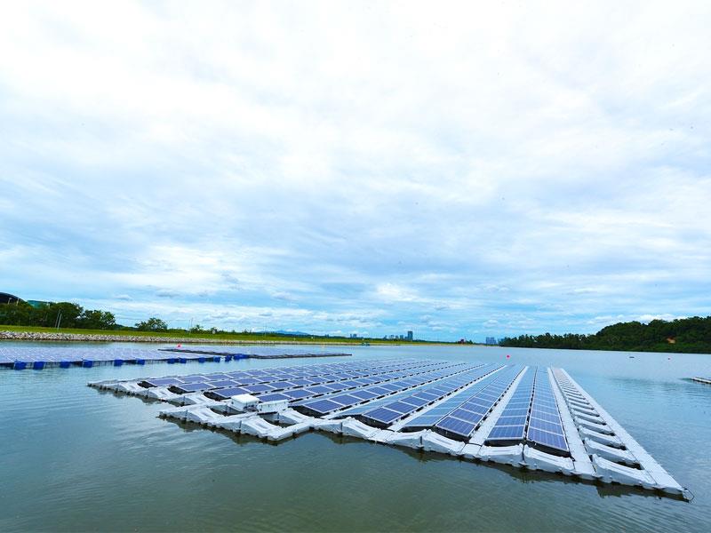 Hệ thống điện mặt trời trên hồ nước